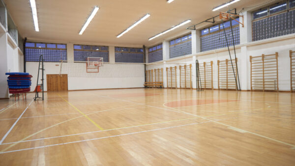 Schoonmaak van hallen en grote ruimtes